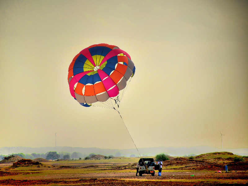 parasailing-in-jaisalmer-1704871492