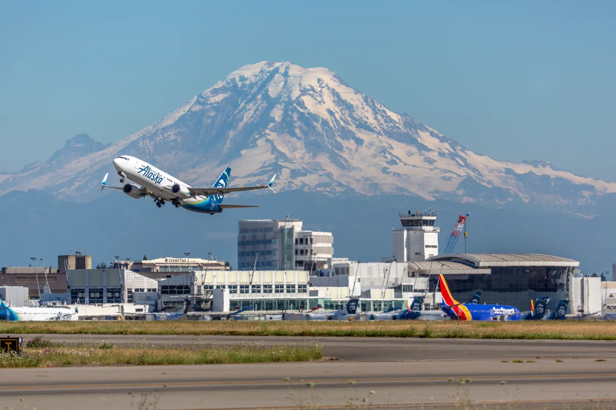 SEA-airport-Alaska-takeoff