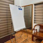 Bảng Flipchart từ Hàn Quốc viết bút lông chân inox có bánh xe KT 100 x 60cm